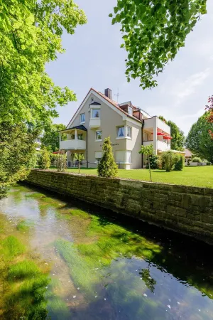 Bright, quiet and modern apartments with a large garden right in the center Отели в г. Бад-Вёрисхофен