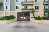 Beverly Hills Vibe 1 BR Apt + Parking, Pool Access ベル・エア周辺のホテル