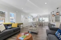 Charming 2-bedroom 1 full bath cottage in wonderful Fontana with AC, WiFi.