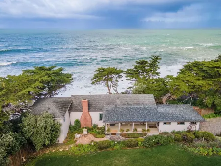 Spectacular California Oceanfront Seaside Haven Отели рядом с достопримечательностью «Montara Beach»