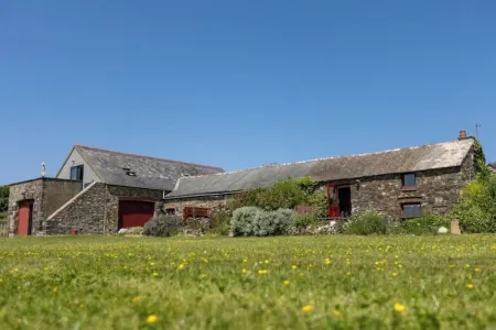 Ideal location between Solva and St. Davids. Large garden with views of the bay. Отели в г. Сент-Дейвидс