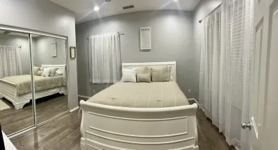 5star Home in Dos Lagos area-~Ideal to accommodate large groups, vacation home! Hotel in zona Corona Public Library