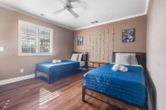 Hilltop Private Estate W/ Views, Pool, Hot Tub, Mini Golf & More!!