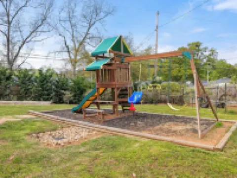 Charming historical 4-bedroom house in Downtown Buford, GA. 比福德酒店