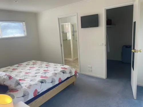 Romantic getaway, nestled amongst beautiful gardens. Wineries/golf courses/beach Hotels in Capel Sound