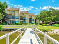 Luxury Waterfront Views / Pool / 1400sf / Minutes to Beach