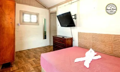 Charming house right on the water! Facing the sea! Plage Manesmane附近的飯店