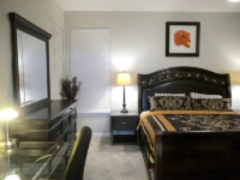 GORGEOUS 1 BEDROOM WITH FREE WIFI & STREET PARKING