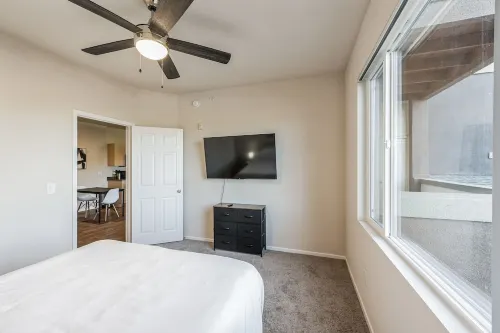 Castle Rock Retreat w/ queen bed, pool & hot tub