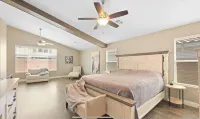 Spacious 5-bedroom house in amazing Las Vegas with fitness room, WiFi 佛洛伊德雷姆州立公園附近的飯店