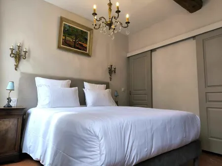 Armance, charming air-conditioned apartment in the heart of town.