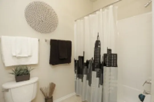 "Spacious 4-Bedroom Apartment in the Heart of Warrensburg near UCM!