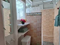 Peaceful 1 bedroom cottage with ocean views Hotels in 