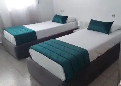 Large apartment with Rooftop in a private, secure, family-friendly building! Hotéis em 