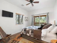 Charming 2-bedroom Cabin with WiFi, Wood Stove and AC in serene Heber-Overgaard! Ξενοδοχεία στην πόλη Heber