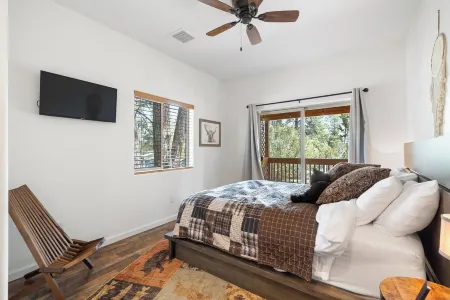 Charming 2-bedroom Cabin with WiFi, Wood Stove and AC in serene Heber-Overgaard!