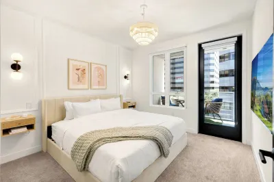 High Luxury 1-bedroom condo with King Bed & Amenities Hotels near Noguchi Garden