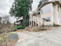 Clean and Charming Hilltop Guesthouse with 1-King bed, Central AC and Heating Hotels in Kenmore