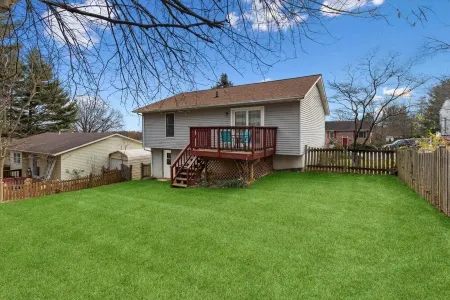 Spacious 4Br Home • Free Parking • W/D • Work Desk • 5 Mins to Downtown