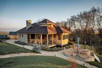 Enchanting Villa near lake with outside HotTub Hotels in Rasnov