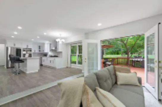 Modern and Spacious 4-Bedroom House Close to DC and National Harbor Hotels in Fort Washington