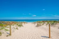 Coastal Lifestyle for the Whole Family! Just a 10 Minute Walk. Beach Life!