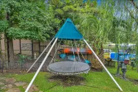 Luxury Lake Woodlands Retreat, with Tropical Heated Pool, Jacuzzi & Cinema!