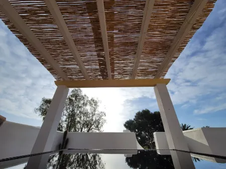 Enjoy the best sunset in this picturesque village. Отели рядом с достопримечательностью «Escultura de Carlos III»