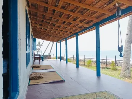 Cliff beach chalet with private beach access near Varkala. Отели рядом с достопримечательностью «Fun Zone»