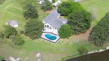 Spacious 7-bedroom property with guest house, Wifi, AC in lovely Cambridge