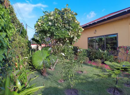 3 Bedroom ensuite-Luxury House in East Legon, Ideal home for friends and family