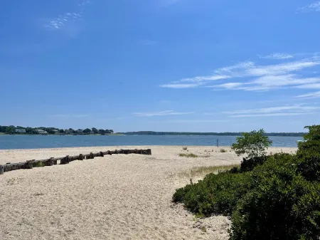 Silver Beach Hideaway: newly updated quiet cozy cottage - 4 min walk to beaches!