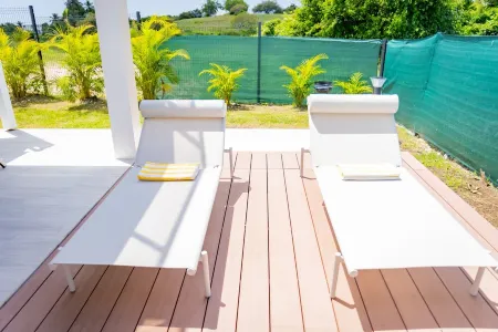 Nid Douillet Avec Piscine, Dans un Jardin Tropical; La Kaza' Naïs