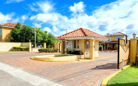 Tropical Luxe: Modern Townhouse with pool near beach.