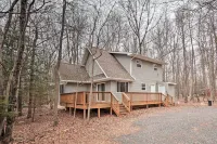Family Poconos Home w/ Decks, 6 Mi to Skiing! - Kylpylä