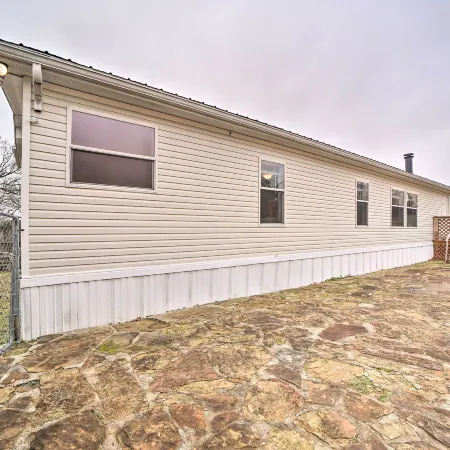 Eufaula Escape w/ Deck - Steps to Lake!