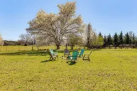 'The Farmhouse' in Fort Lawn w/ Fire Pit & Deck! - Wifi