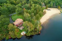 Waterfront Haven on Pines Lake Ski, Swim and Relax - homestay