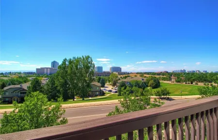 Beautiful And Updated 1 Bedroom Condo In DTC W/ VIEWS! Отели рядом с достопримечательностью «Парк штата Черри Крик»
