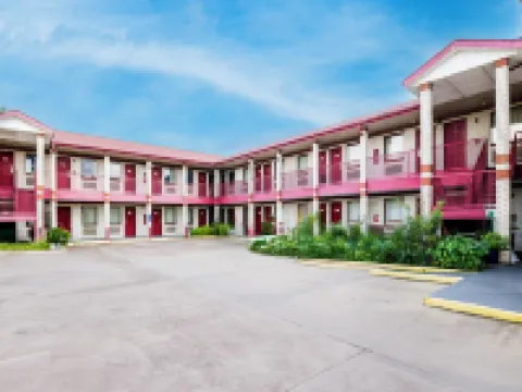 Hotel O Luxury Inn Channelview Baytown I-10 โรงแรมในChannelview