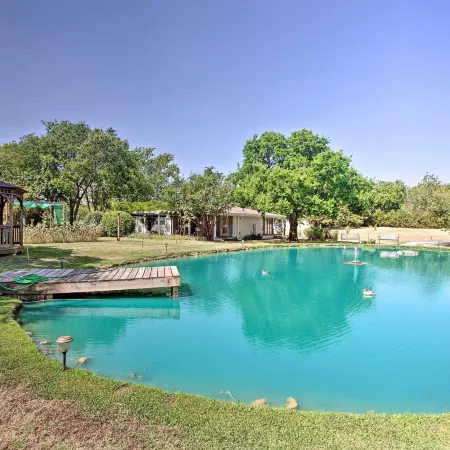 Lovely Pottsboro Home w/ Patio & Fire Pits!