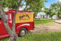 Poplar Place Soho with Hot Tub - 6 Blks to Main St Hotel in zona Pioneer Museum Complex