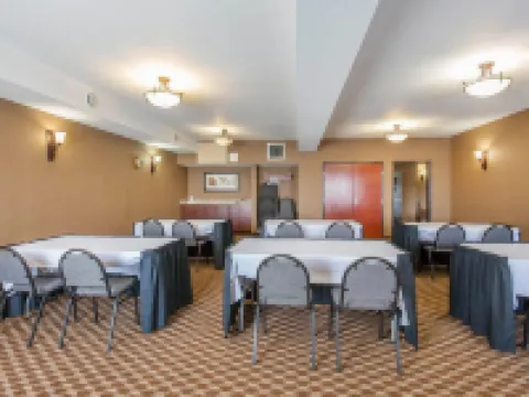 Comfort Inn & Suites Hotels in Airdrie