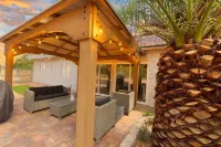 Wknd@Bernie's Private Villa includes enclosed Hot Tub room for Romantic Getaway!