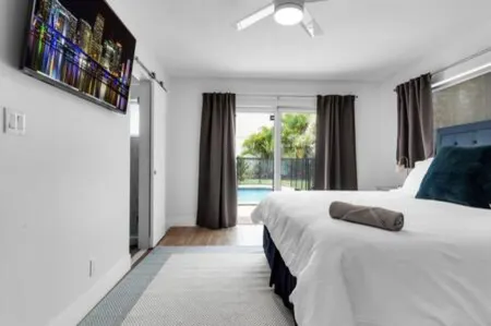 617 NW 30 CT · Pool Patio 5Bd 3Bath Fire Pit Parking for 3