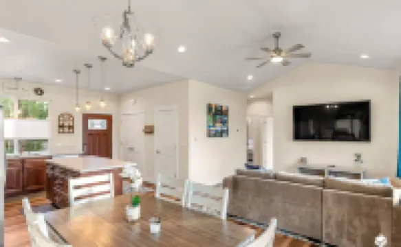 Lake house with stunning sunsets!