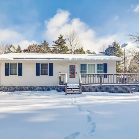1 Mi to Sugarbush Resort: Dog-friendly Home!
