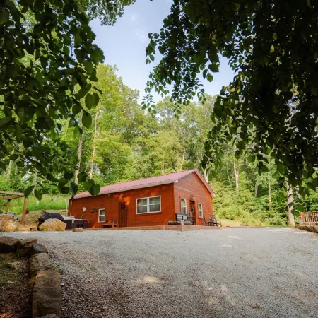 Cozy Pet-Friendly Cabin in Hocking Hills with Hot Tub, Firepit and Hiking Nearby