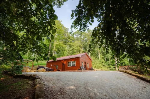 Cozy Pet-Friendly Cabin in Hocking Hills with Hot Tub, Firepit and Hiking Nearby