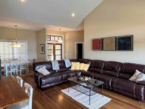 Relaxing & spacious waterfront home on Barkley Lake with 5 Bedrooms and 4 Baths